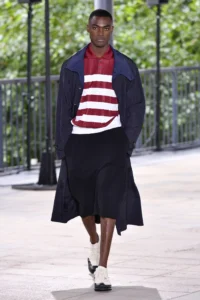 men-cloths-issey ชายผิวดำใส่เสื้อคลุมตัวในลายขวางขาวแดง